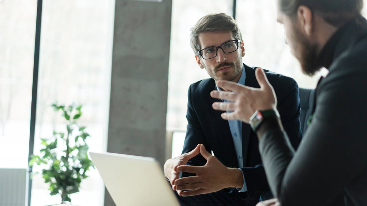 Socios de una empresa negociando la estructura de su financiamiento en una oficina moderna